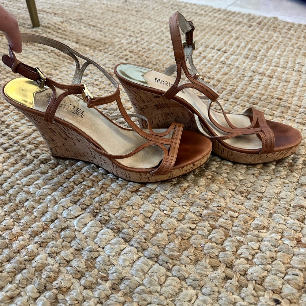 MICHAEL KORS CICELY GOLD MK CHARM TAN LUGGAGE STRAPPY CORK WEDGES I LOVE SHOES - Picture 1 of 6
